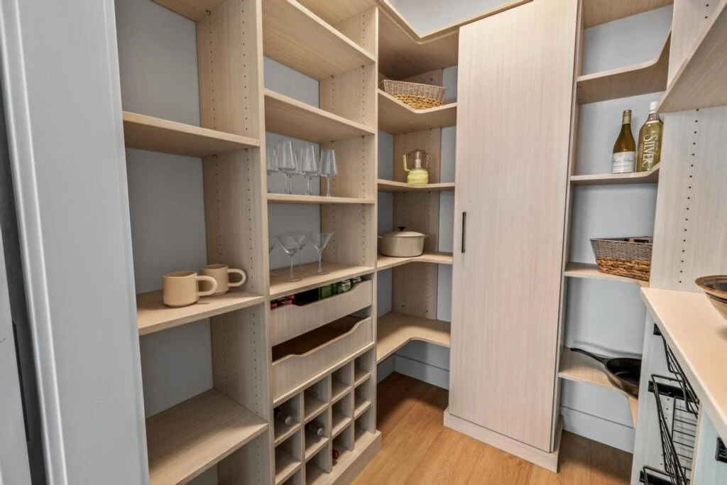 Scoop drawers and wine storage