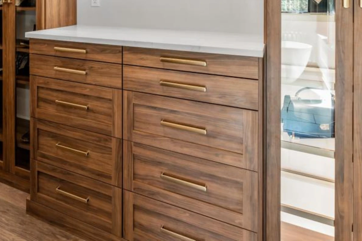 Tahoe woodgrain finish, hardware in matte gold,